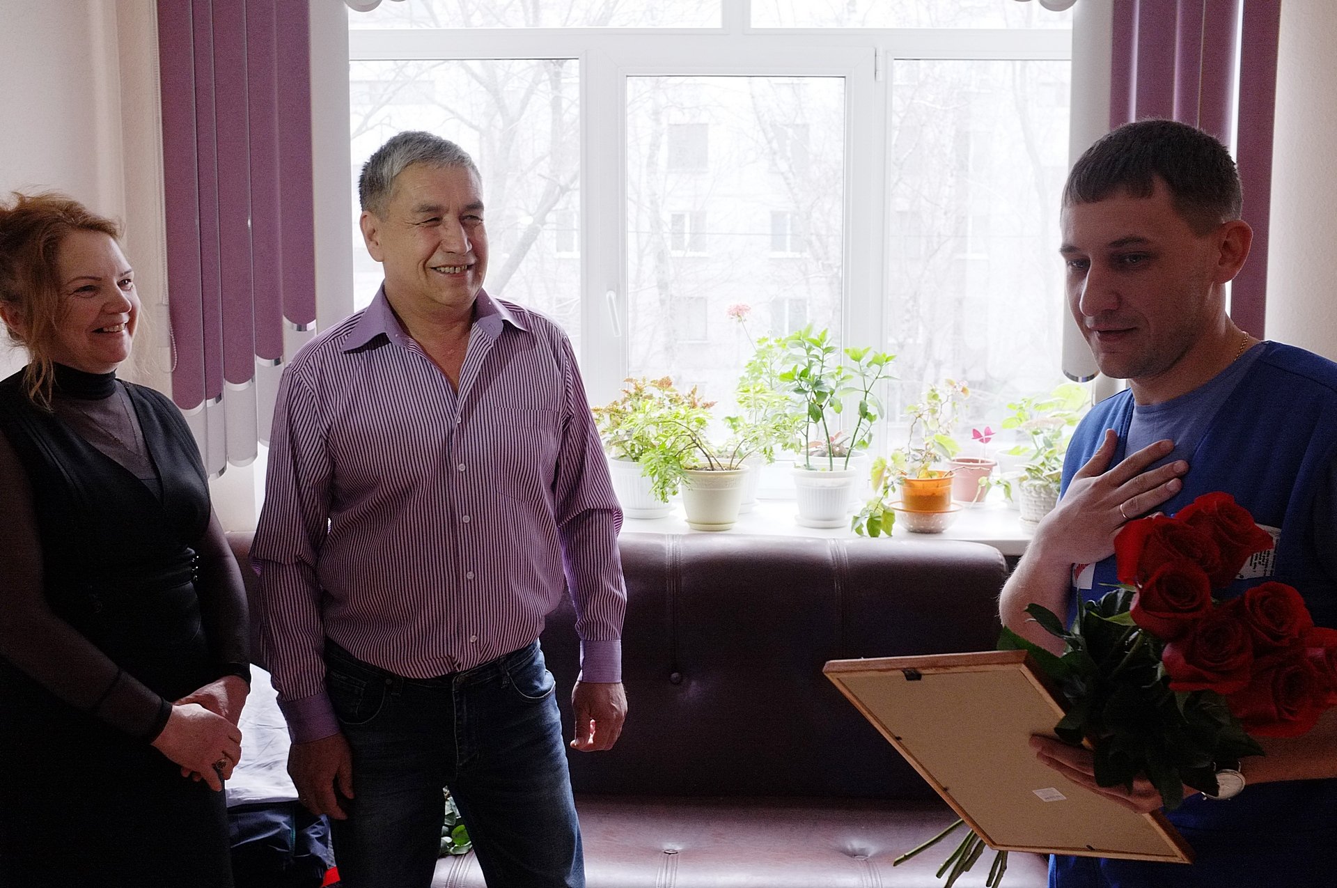 DSCF8446 Алежан Перматов с женой и врач скорой помощи Артём Минин получающий благодарность.JPG